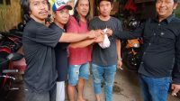 Foto: Pembagian 100 paket daging kurban PT Wulandaya kepada warga Keputran Tegalsari Surabaya saat Iduladha 1447 H