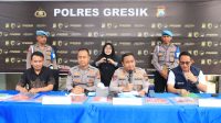 Foto: Kapolres Gresik AKBP Ramadhan Nasution menunjukkan barang bukti sabu seberat 209,38 gram hasil pengungkapan jaringan narkoba Madura-Gresik dalam konferensi pers di Mapolres Gresik.
