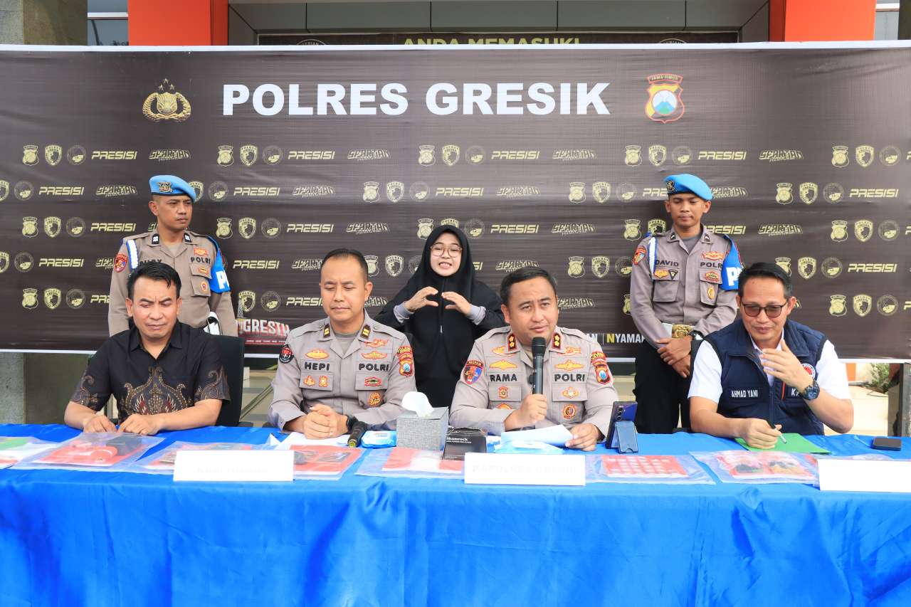 Foto: Kapolres Gresik AKBP Ramadhan Nasution menunjukkan barang bukti sabu seberat 209,38 gram hasil pengungkapan jaringan narkoba Madura-Gresik dalam konferensi pers di Mapolres Gresik.