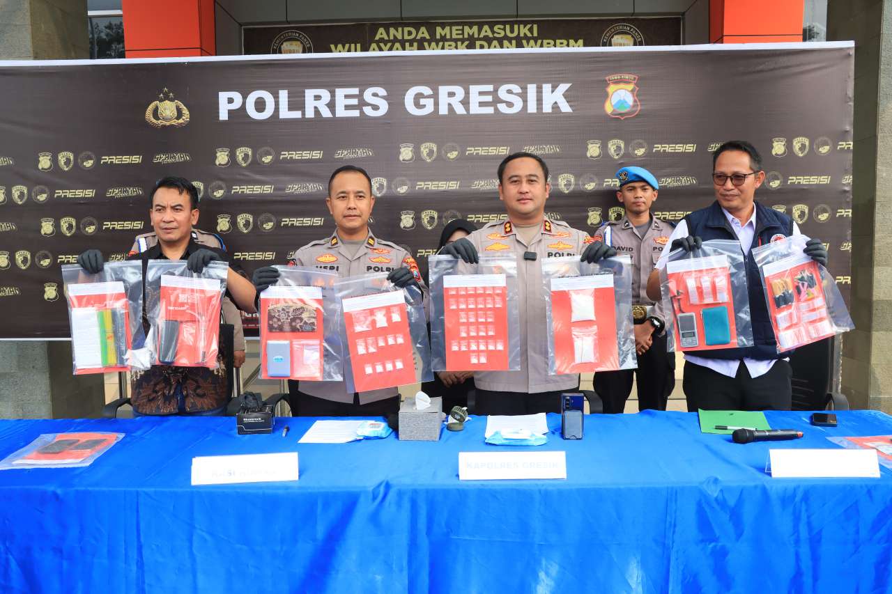 Foto: Kapolres Gresik AKBP Ramadhan Nasution menunjukkan barang bukti sabu seberat 209,38 gram hasil pengungkapan jaringan narkoba Madura-Gresik dalam konferensi pers di Mapolres Gresik.