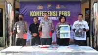 Foto: Kapolres Pasuruan Kota menunjukkan barang bukti celurit saat konferensi pers pengungkapan kasus pengeroyokan dua remaja di Kota Pasuruan.
