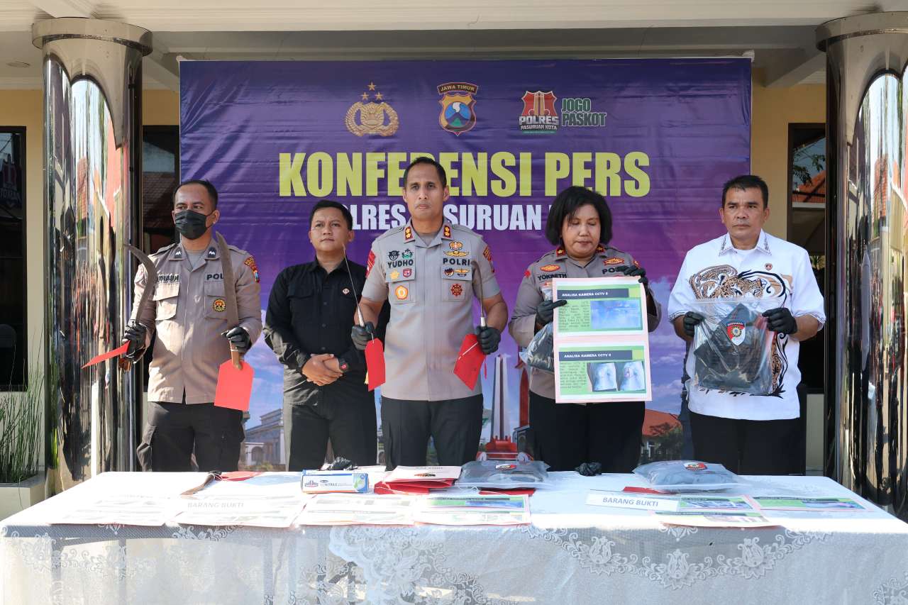 Foto: Kapolres Pasuruan Kota menunjukkan barang bukti celurit saat konferensi pers pengungkapan kasus pengeroyokan dua remaja di Kota Pasuruan.
