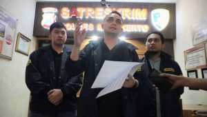 Foto: Satreskrim Polres Mojokerto mengamankan residivis kasus pencurian minimarket di Trowulan beserta barang bukti hasil kejahatan