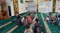 Foto: Seorang tahanan Polresta Sidoarjo melangsungkan akad nikah dengan pasangannya di Masjid Al Ikhlas disaksikan keluarga dan petugas KUA.