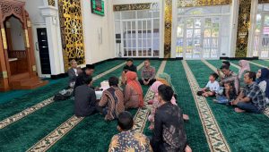 Foto: Seorang tahanan Polresta Sidoarjo melangsungkan akad nikah dengan pasangannya di Masjid Al Ikhlas disaksikan keluarga dan petugas KUA.