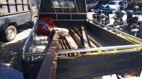 Foto: Satreskrim Polres Lumajang menunjukkan barang bukti potongan rel kereta api hasil pencurian yang diamankan dari tersangka di Kecamatan Yosowilangun, Kabupaten Lumajang.