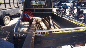 Foto: Satreskrim Polres Lumajang menunjukkan barang bukti potongan rel kereta api hasil pencurian yang diamankan dari tersangka di Kecamatan Yosowilangun, Kabupaten Lumajang.