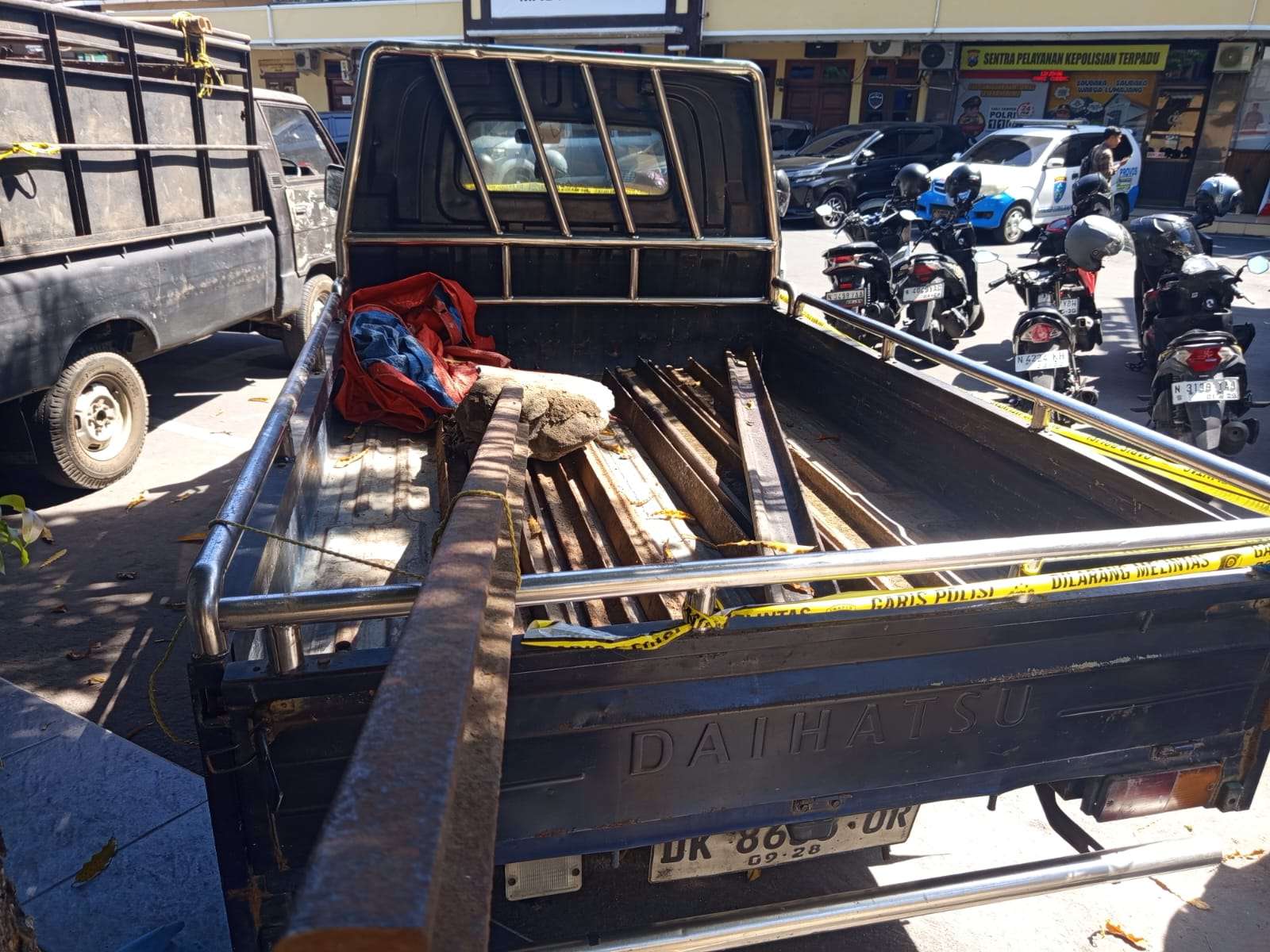 Foto: Satreskrim Polres Lumajang menunjukkan barang bukti potongan rel kereta api hasil pencurian yang diamankan dari tersangka di Kecamatan Yosowilangun, Kabupaten Lumajang.
