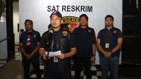 Foto: Satreskrim Polres Pelabuhan Tanjung Perak mengamankan pelaku jambret iPhone milik turis asal Jerman di Surabaya.