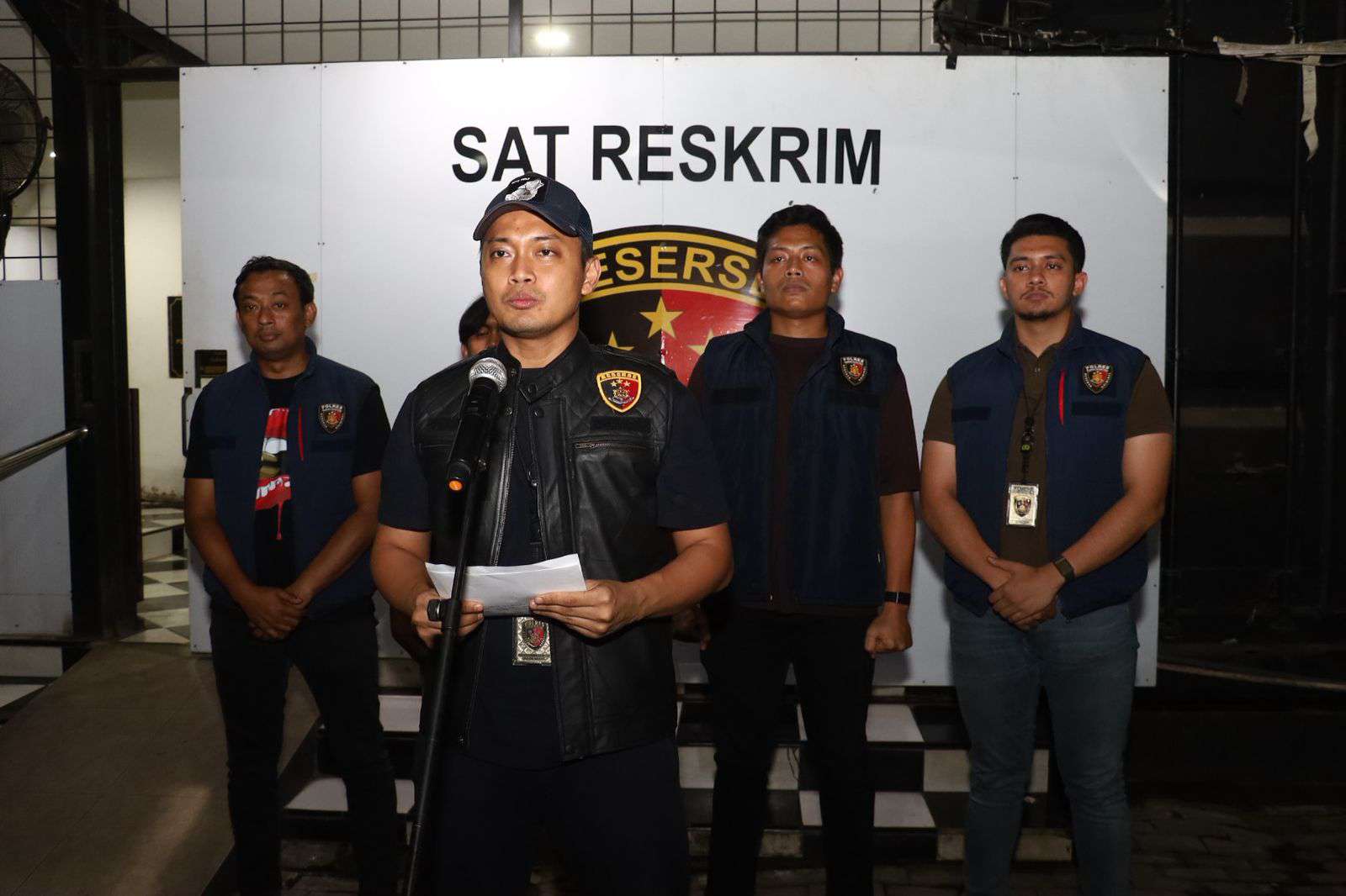 Foto: Satreskrim Polres Pelabuhan Tanjung Perak mengamankan pelaku jambret iPhone milik turis asal Jerman di Surabaya.