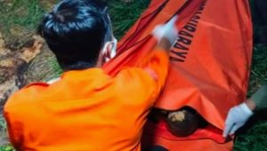 Foto: Petugas kepolisian melakukan olah TKP penemuan jenazah tinggal tulang di tepi tambak Kelurahan Sememi Benowo Surabaya