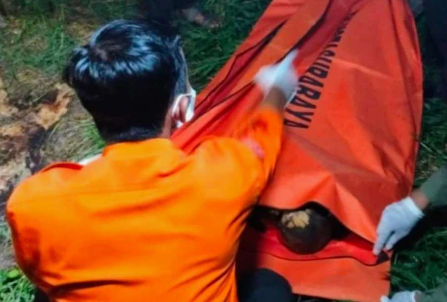 Foto: Petugas kepolisian melakukan olah TKP penemuan jenazah tinggal tulang di tepi tambak Kelurahan Sememi Benowo Surabaya