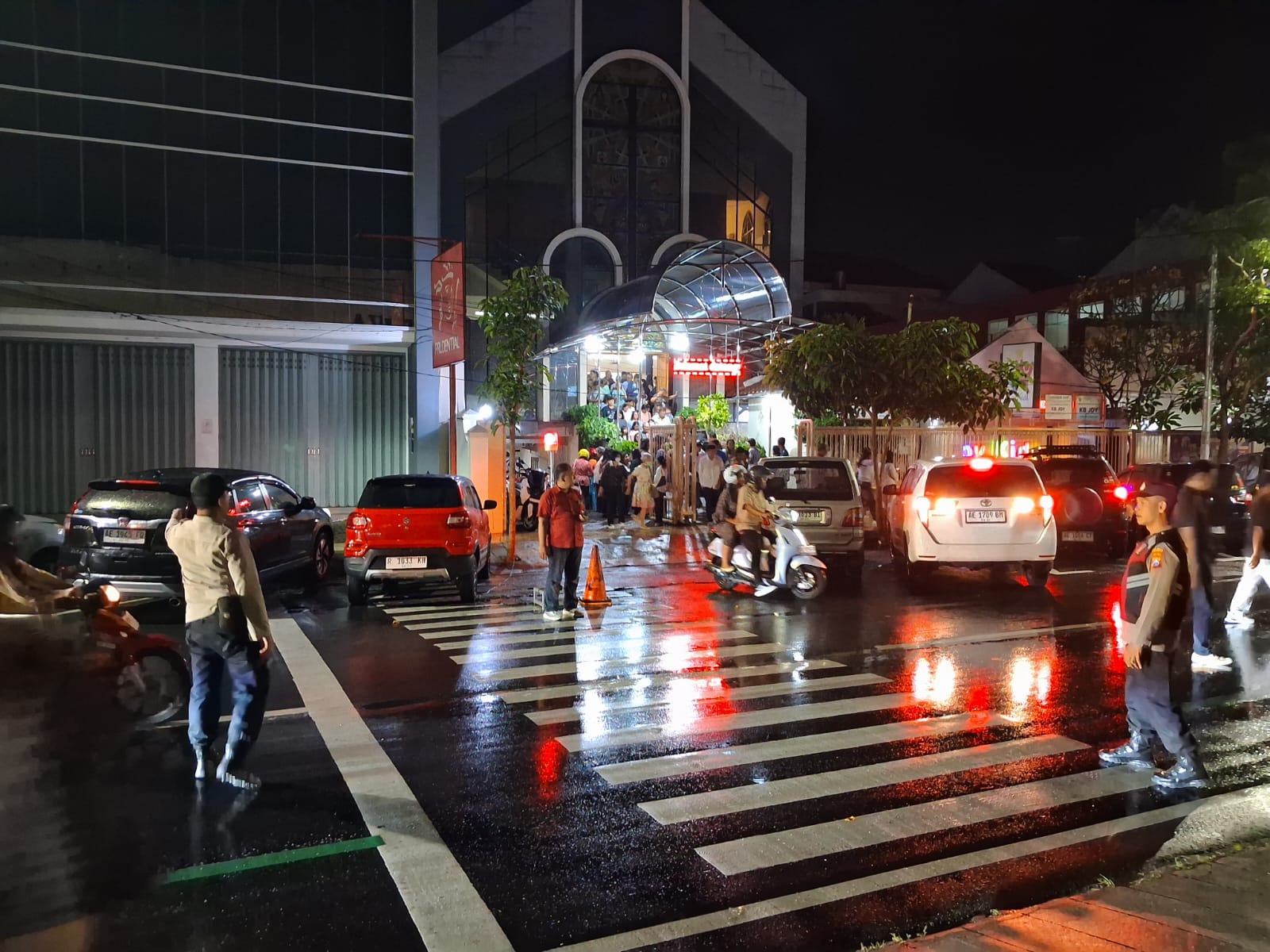 Foto: Personel Polres Madiun Kota melakukan pengamanan ibadah Kenaikan Yesus Kristus di gereja wilayah Kota Madiun