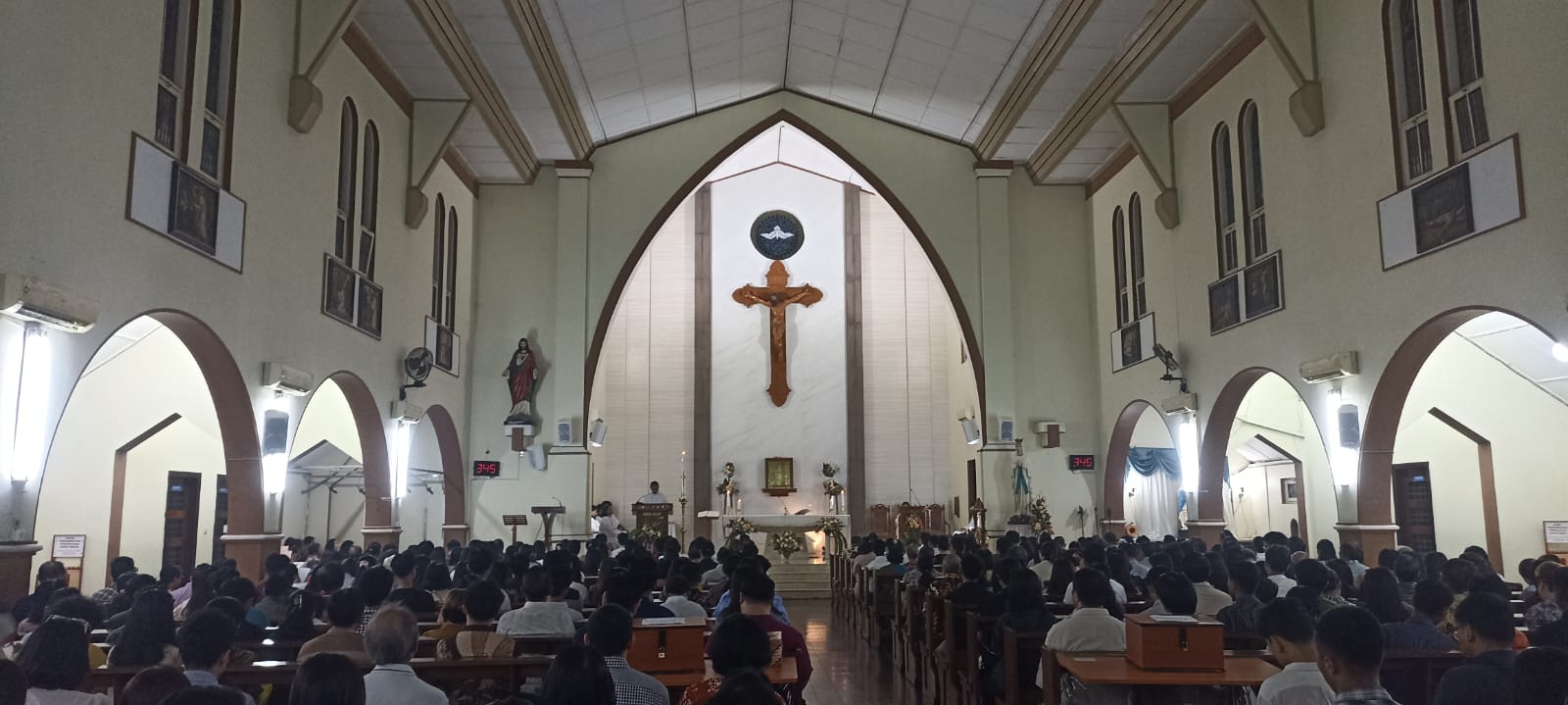 Foto: Personel Polres Madiun Kota melakukan pengamanan ibadah Kenaikan Yesus Kristus di gereja wilayah Kota Madiun