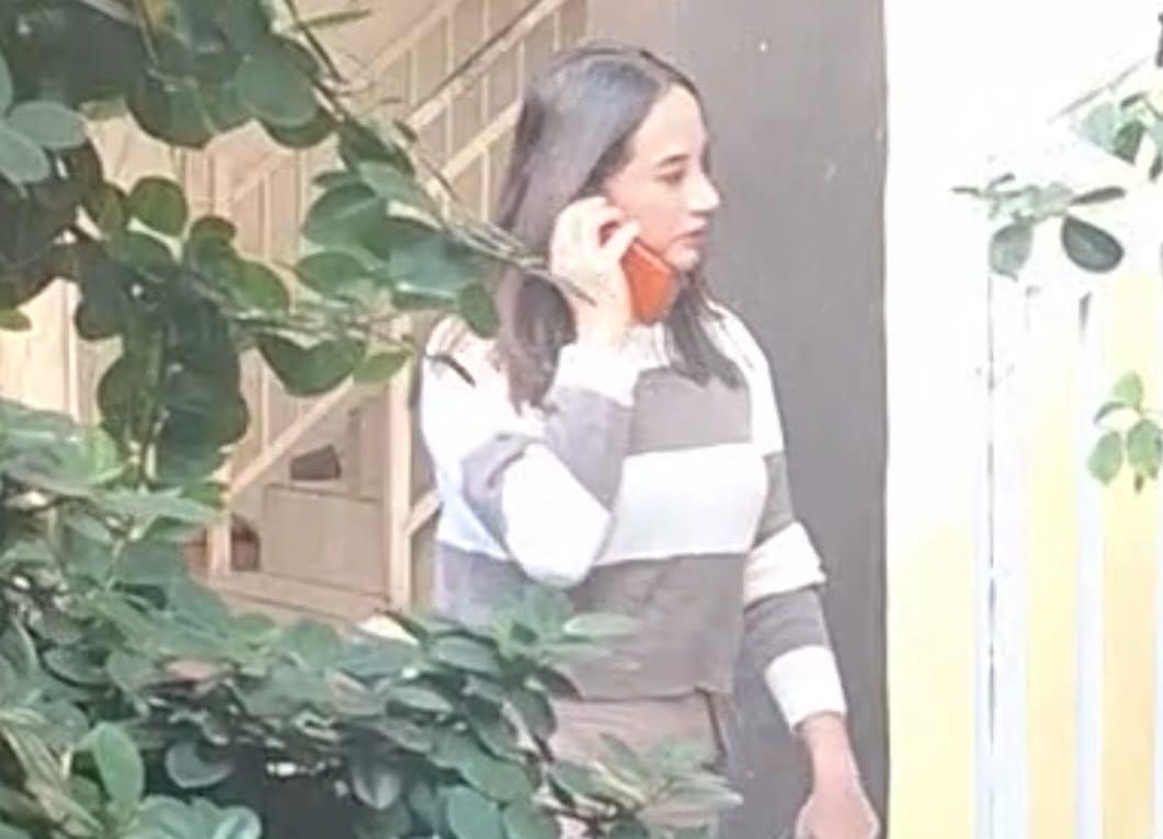 Foto: Dwi Anjarwati memenuhi panggilan penyidik Satreskrim Polres Lamongan terkait dugaan pencemaran nama baik melalui media elektronik.
