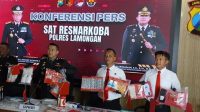 Foto: Konferensi pers Satresnarkoba Polres Lamongan menunjukkan barang bukti narkotika dan obat keras daftar G hasil pengungkapan kasus periode Maret hingga Mei 2026.