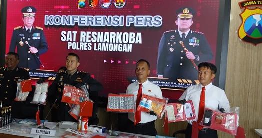 Foto: Konferensi pers Satresnarkoba Polres Lamongan menunjukkan barang bukti narkotika dan obat keras daftar G hasil pengungkapan kasus periode Maret hingga Mei 2026.