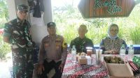 Foto: Bhabinkamtibmas Kelurahan Kebraon saat melakukan koordinasi dengan Kelompok Tani Rumah Kita RW 13 Surabaya dalam pengembangan peternakan kambing untuk mendukung program ketahanan pangan nasional.