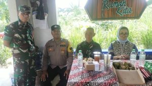 Foto: Bhabinkamtibmas Kelurahan Kebraon saat melakukan koordinasi dengan Kelompok Tani Rumah Kita RW 13 Surabaya dalam pengembangan peternakan kambing untuk mendukung program ketahanan pangan nasional.