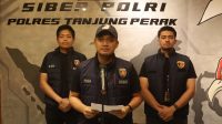 Foto: Satreskrim Polres Pelabuhan Tanjung Perak mengamankan pelaku pemerasan dan pengancaman sopir truk yang viral di Jalan Perak Barat Surabaya.