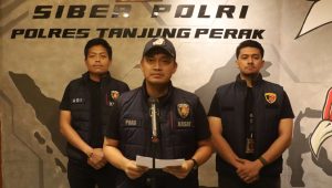 Foto: Satreskrim Polres Pelabuhan Tanjung Perak mengamankan pelaku pemerasan dan pengancaman sopir truk yang viral di Jalan Perak Barat Surabaya.