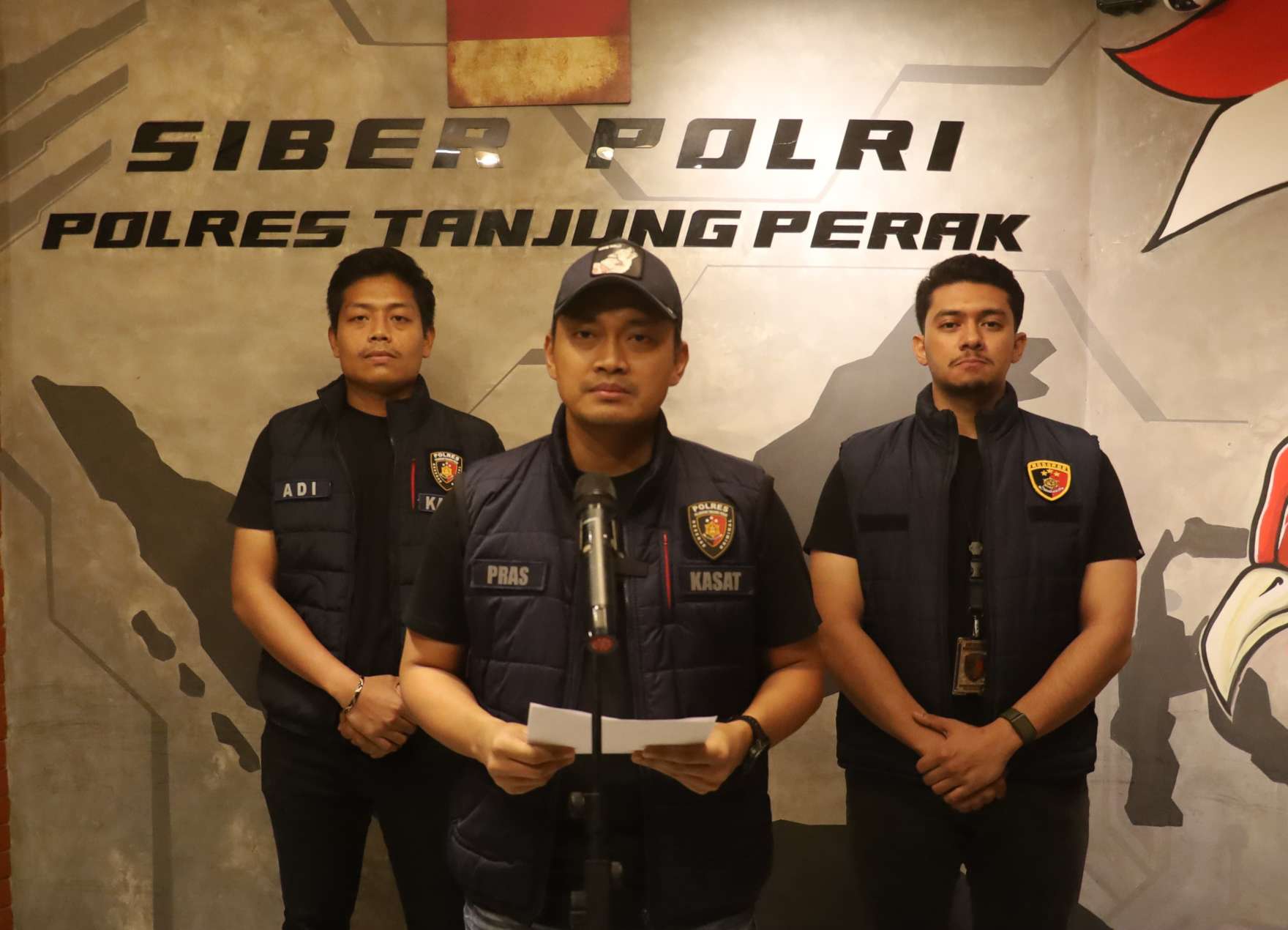 Foto: Satreskrim Polres Pelabuhan Tanjung Perak mengamankan pelaku pemerasan dan pengancaman sopir truk yang viral di Jalan Perak Barat Surabaya.