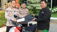 Kapolres Gresik AKBP Ramadhan Nasution menyerahkan sepeda motor hasil ungkap kasus curanmor dan begal kepada pemilik sah tanpa biaya. Kapolres Gresik AKBP Ramadhan Nasution menyerahkan sepeda motor hasil ungkap kasus curanmor dan begal kepada pemilik sah tanpa biaya.