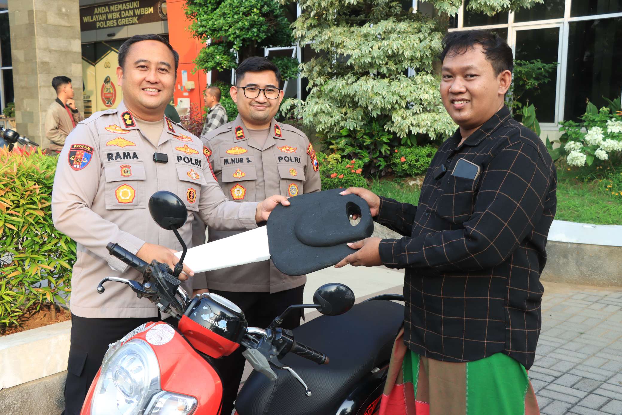 Kapolres Gresik AKBP Ramadhan Nasution menyerahkan sepeda motor hasil ungkap kasus curanmor dan begal kepada pemilik sah tanpa biaya.