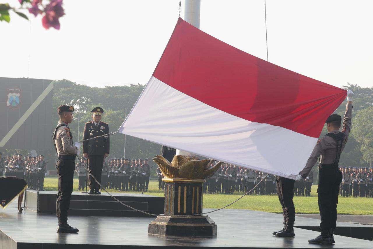 Foto: Wakapolda Jawa Timur Brigjen Pol. Dr. Pasma Royce membacakan amanat Kepala BPIP RI saat upacara Hari Lahir Pancasila 2026 di Mapolda Jatim Surabaya.