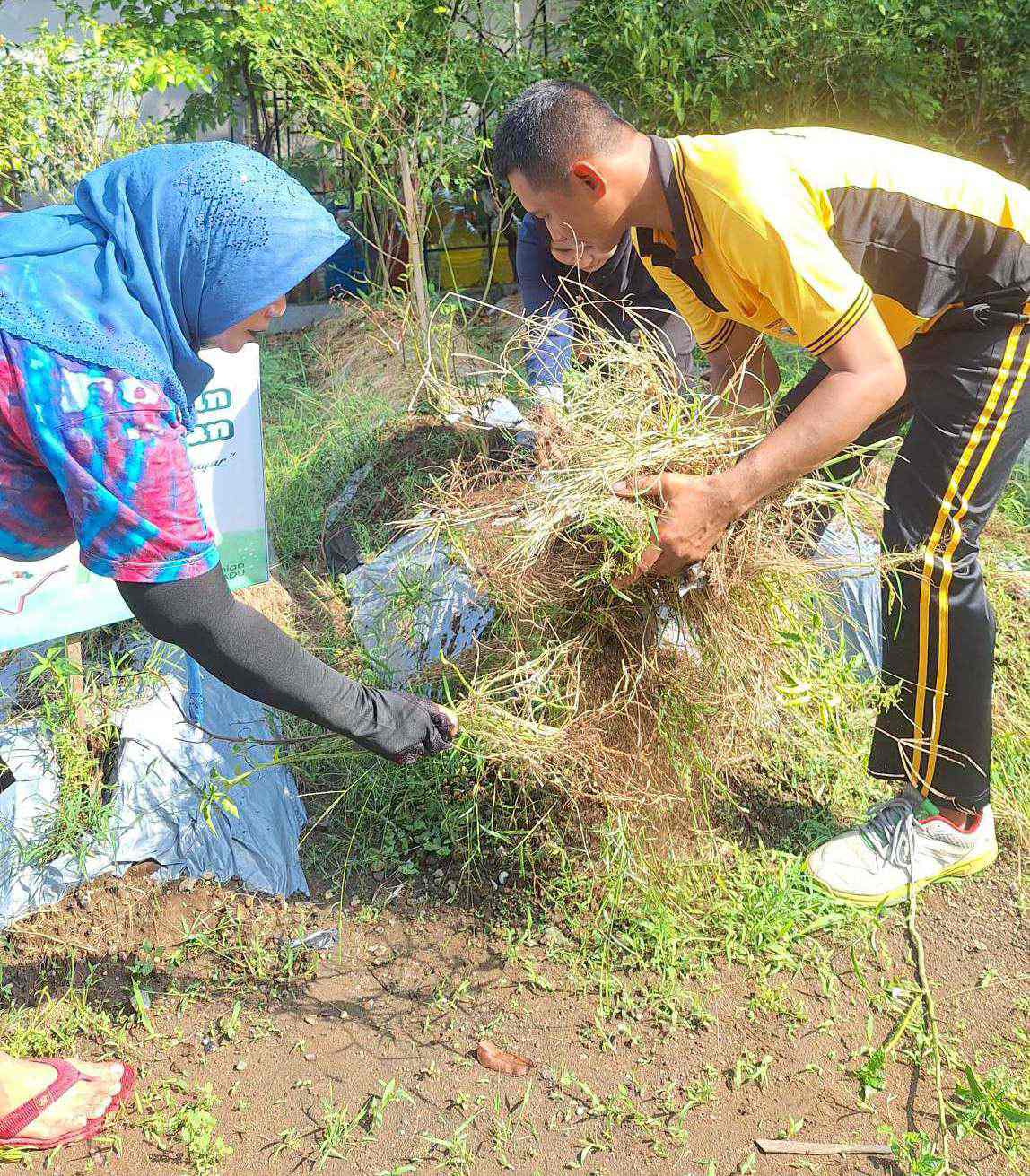 Foto: Bhabinkamtibmas Kelurahan Jambangan bersama Tiga Pilar mendampingi penjurian Program Pekarangan Pangan Bergizi (P2B) di RW 02 Jambangan Surabaya dalam rangka Hari Bhayangkara ke-79.