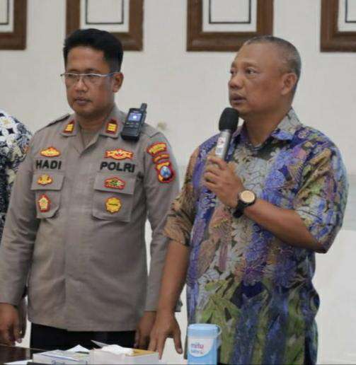 Foto: Satreskrim Polrestabes Surabaya menunjukkan barang bukti dalam pengungkapan kasus penculikan dan pemerasan yang melibatkan penyekapan korban di Blora, Jawa Tengah.