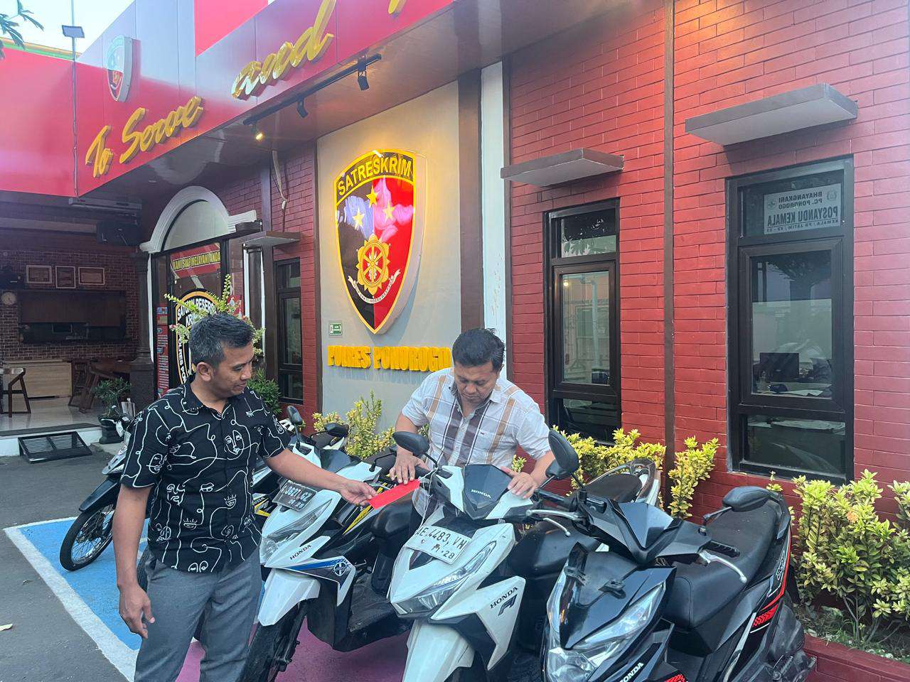 Foto: Satreskrim Polres Ponorogo menunjukkan barang bukti sepeda motor hasil curian yang diamankan dari dua pelaku curanmor lintas kota asal Brebes.