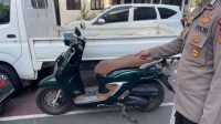 Foto: Satreskrim Polres Malang menunjukkan dua pelaku pencurian sepeda motor yang berhasil ditangkap beserta barang bukti kendaraan hasil curian