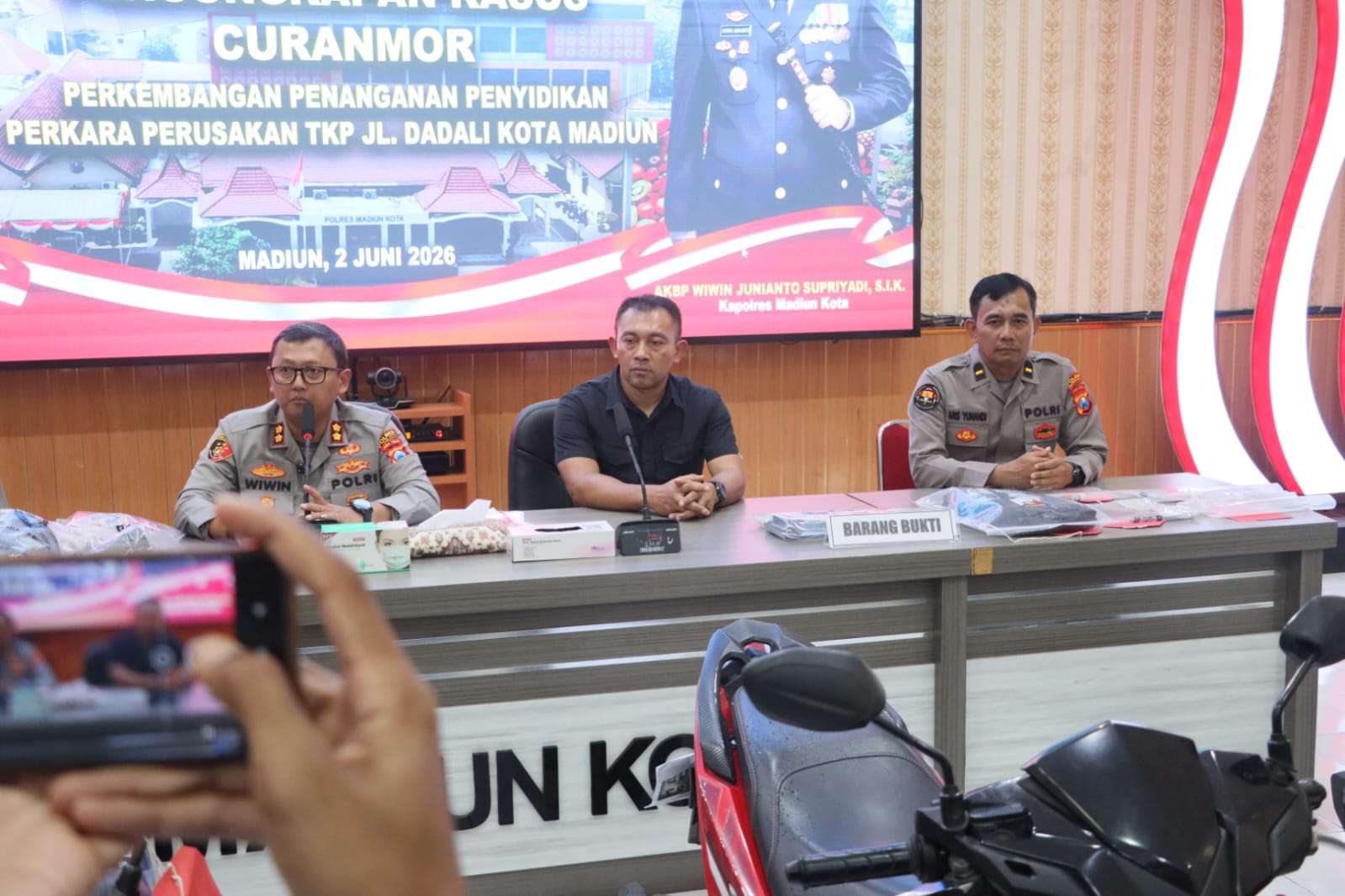Foto: Kapolres Madiun Kota AKBP Wiwin Junianto saat konferensi pers pengungkapan tiga kasus curanmor dan penangkapan empat residivis di Madiun.