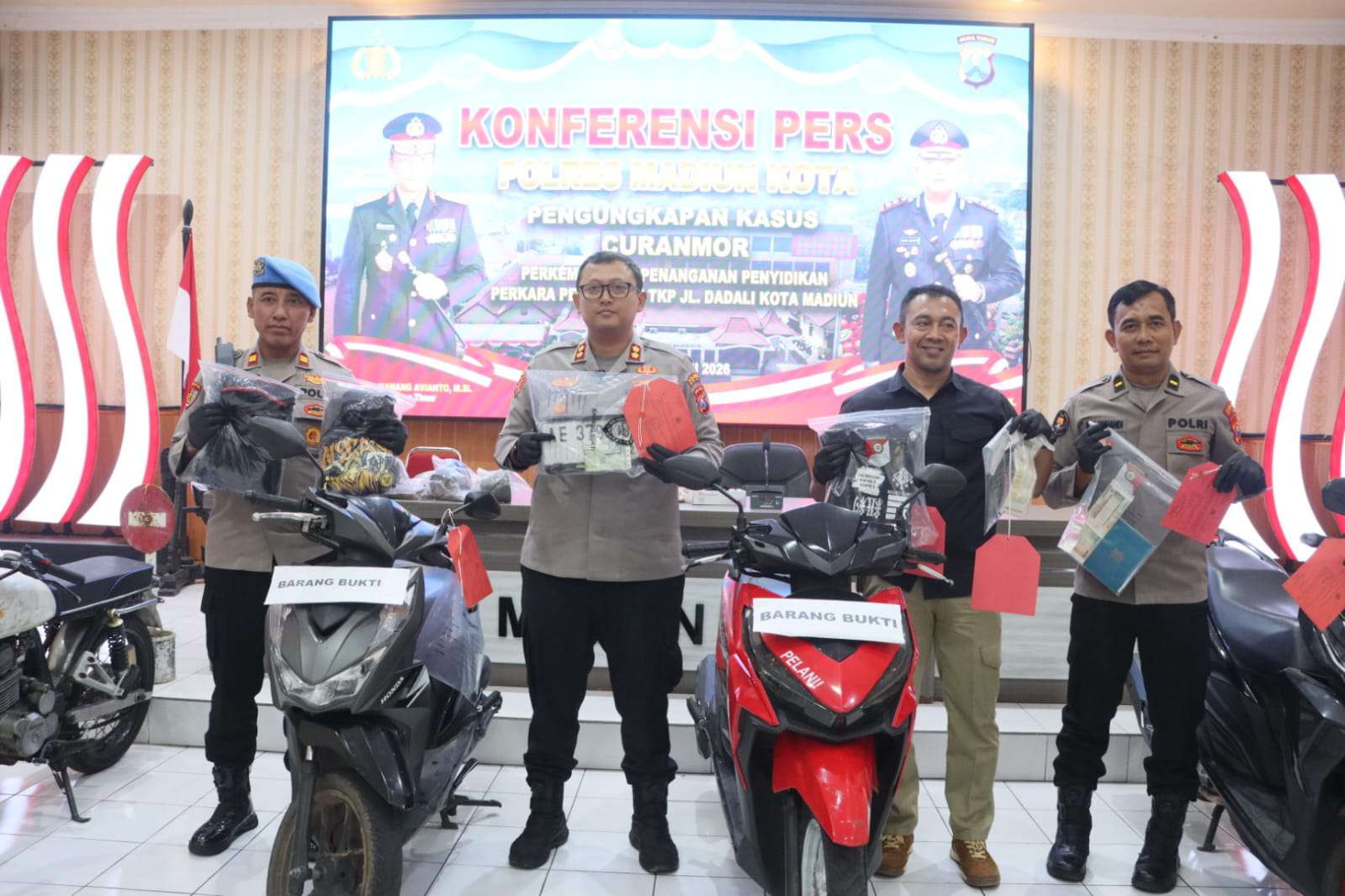 Foto: Kapolres Madiun Kota AKBP Wiwin Junianto saat konferensi pers pengungkapan tiga kasus curanmor dan penangkapan empat residivis di Madiun.