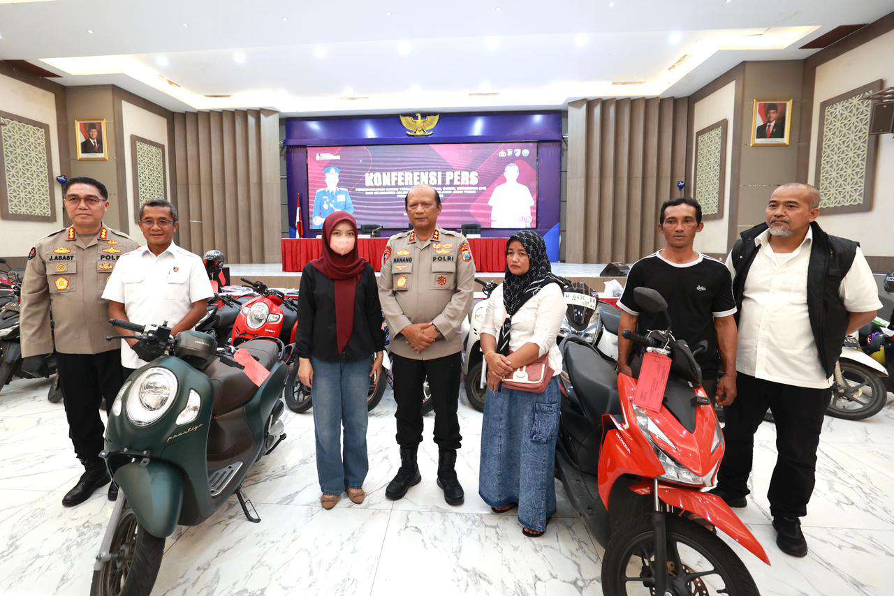 Foto: Kapolda Jawa Timur Irjen Pol Nanang Avianto saat konferensi pers pengungkapan kasus 3C dan pengembalian kendaraan korban curanmor serta begal di Mapolda Jatim.