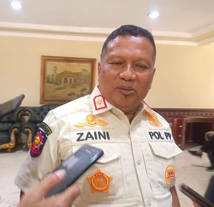 Foto: Kasatpol PP Surabaya Ahmad Zaini saat memberikan keterangan terkait evaluasi perizinan spa di Jalan HR Muhammad yang diduga terlibat kasus TPPO dan eksploitasi anak.