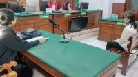 Foto: Terdakwa kasus promosi situs judi online melalui akun Instagram menjalani sidang dakwaan di Pengadilan Negeri Surabaya.