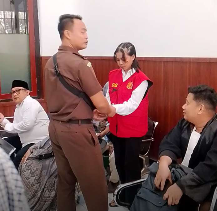 Foto: Terdakwa kasus promosi situs judi online melalui akun Instagram menjalani sidang dakwaan di Pengadilan Negeri Surabaya.