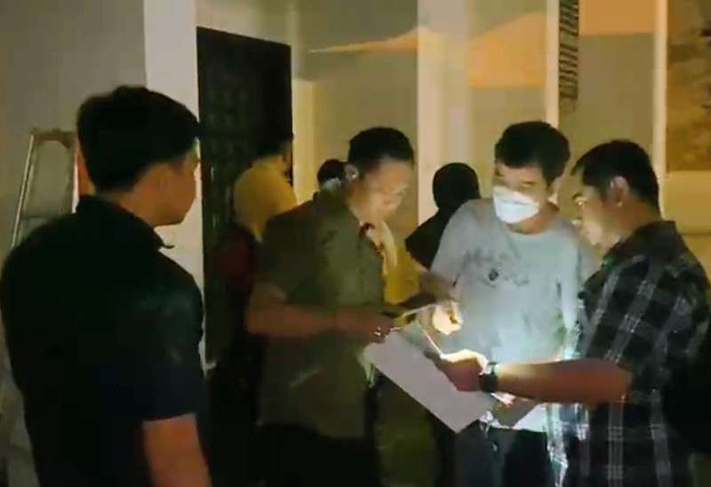Foto: Tim Tangkap Buron Kejari Surabaya mengamankan Liauw Inggarwati dan Bastian Widjaja, terpidana korupsi kredit fiktif Bank Jatim senilai Rp4,75 miliar yang buron selama hampir tiga tahun.