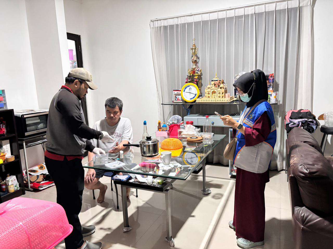 Foto: Tim Tangkap Buron Kejari Surabaya mengamankan Liauw Inggarwati dan Bastian Widjaja, terpidana korupsi kredit fiktif Bank Jatim senilai Rp4,75 miliar yang buron selama hampir tiga tahun.