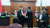 Foto: Jefta Gideon Nggebu penyandang disabilitas tunanetra saat menjalani sidang dugaan KDRT di Pengadilan Negeri Surabaya.