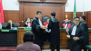 Foto: Jefta Gideon Nggebu penyandang disabilitas tunanetra saat menjalani sidang dugaan KDRT di Pengadilan Negeri Surabaya.