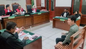 Foto: Terdakwa Nur Hasannah Prasetya menjalani sidang dugaan pencurian uang Rp1,285 miliar di Pengadilan Negeri Surabaya dengan agenda pemeriksaan saksi.