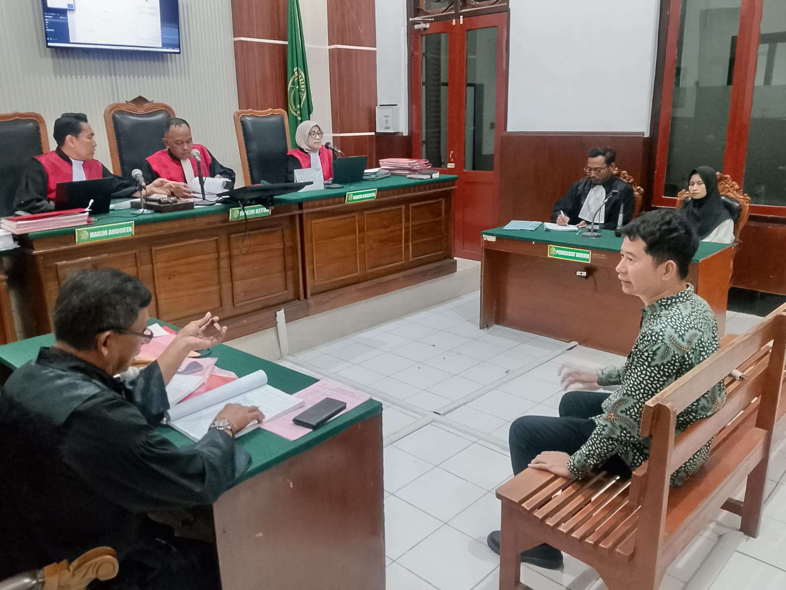 Foto: Terdakwa Nur Hasannah Prasetya menjalani sidang dugaan pencurian uang Rp1,285 miliar di Pengadilan Negeri Surabaya dengan agenda pemeriksaan saksi.