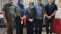Foto: Satgas SIRI Kejaksaan Agung bersama tim gabungan saat mengamankan terpidana penggelapan Bo Feng Mei alias Henny Melany di Surabaya setelah 14 tahun buron
