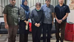 Foto: Satgas SIRI Kejaksaan Agung bersama tim gabungan saat mengamankan terpidana penggelapan Bo Feng Mei alias Henny Melany di Surabaya setelah 14 tahun buron