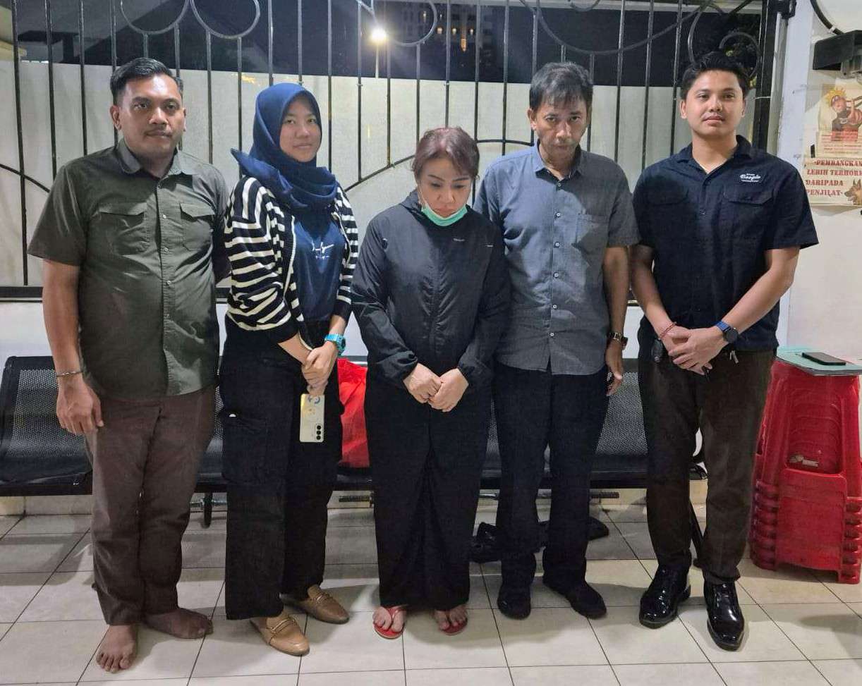 Foto: Satgas SIRI Kejaksaan Agung bersama tim gabungan saat mengamankan terpidana penggelapan Bo Feng Mei alias Henny Melany di Surabaya setelah 14 tahun buron