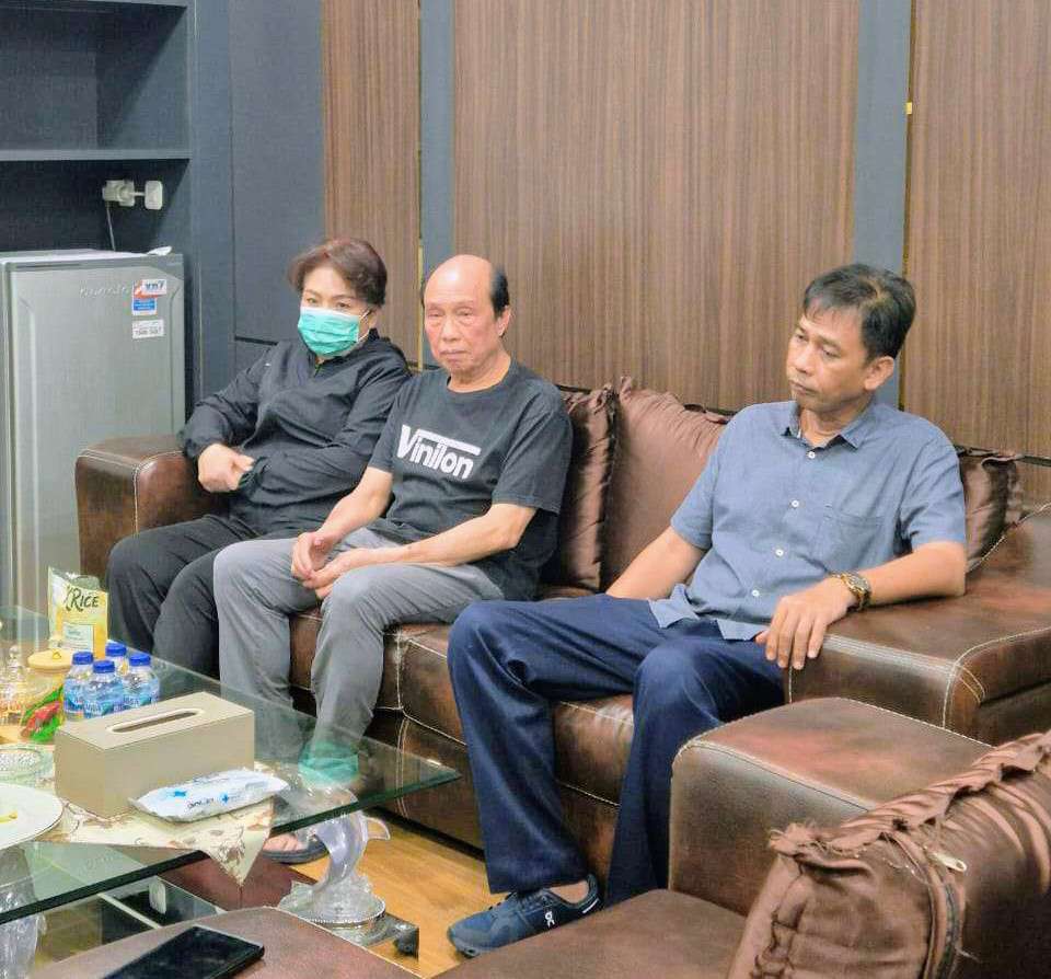 Foto: Satgas SIRI Kejaksaan Agung bersama tim gabungan saat mengamankan terpidana penggelapan Bo Feng Mei alias Henny Melany di Surabaya setelah 14 tahun buron