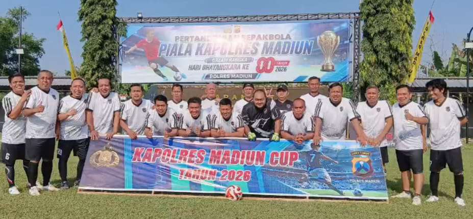 Foto: Pemain Sparta Pena merayakan kemenangan 5-3 atas PKDI Kabupaten Madiun pada pertandingan Kapolres Madiun Cup U-40 2026 di Lapangan Tri Brata Polres Madiun.